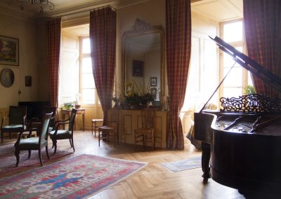 La salle du piano du château de Volhac